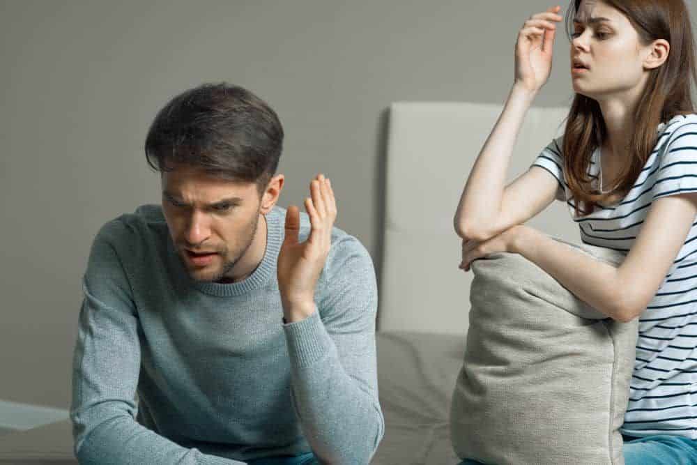 Eine Frau streitet mit einem Mann