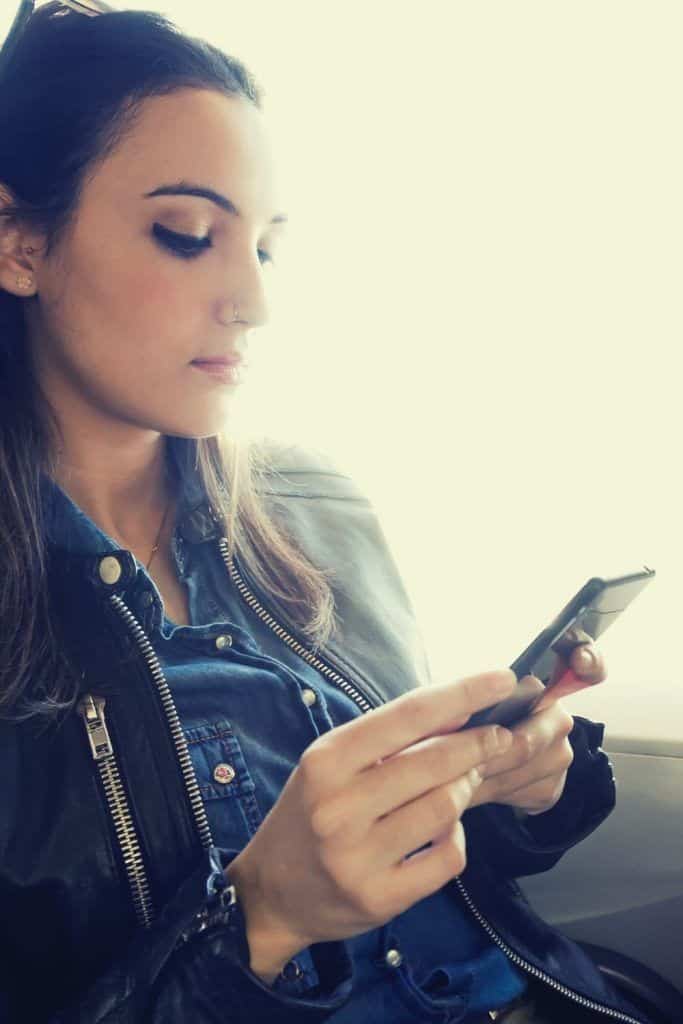 Du vet at du er i et nesten-forhold når du sender ham disse meldingene