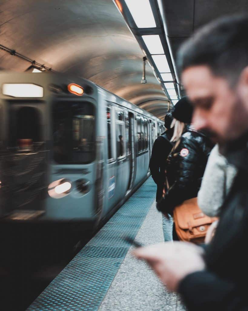 Hvorfor menn trekker seg: 12 grunner til at han distanserer seg, og hva du kan gjøre med det Warum sich Männer zurückziehen: 12 Gründe, warum er sich distanziert und was du tun kannst