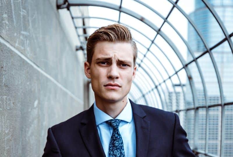 ein Mann mit einem grimmigen Gesichtsausdruck