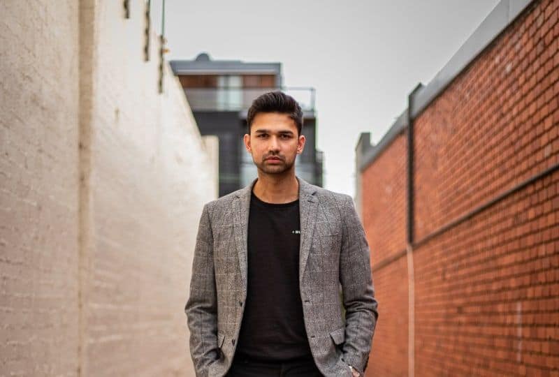 ein Mann im Anzug zwischen zwei Gebäuden