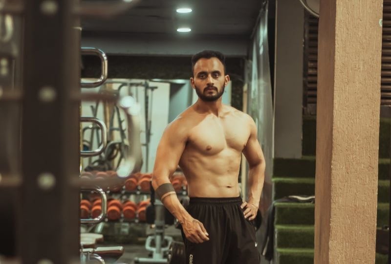 ein muskulöser Mann im Fitnessstudio