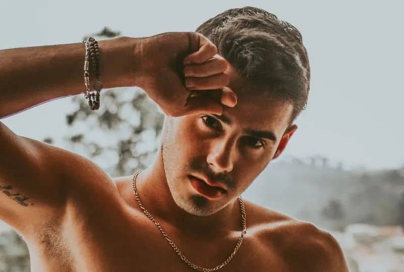 ein Mann ohne Unterhemd posiert