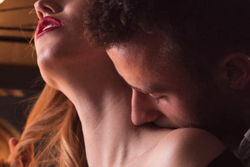 Mann beißt Frau Hals