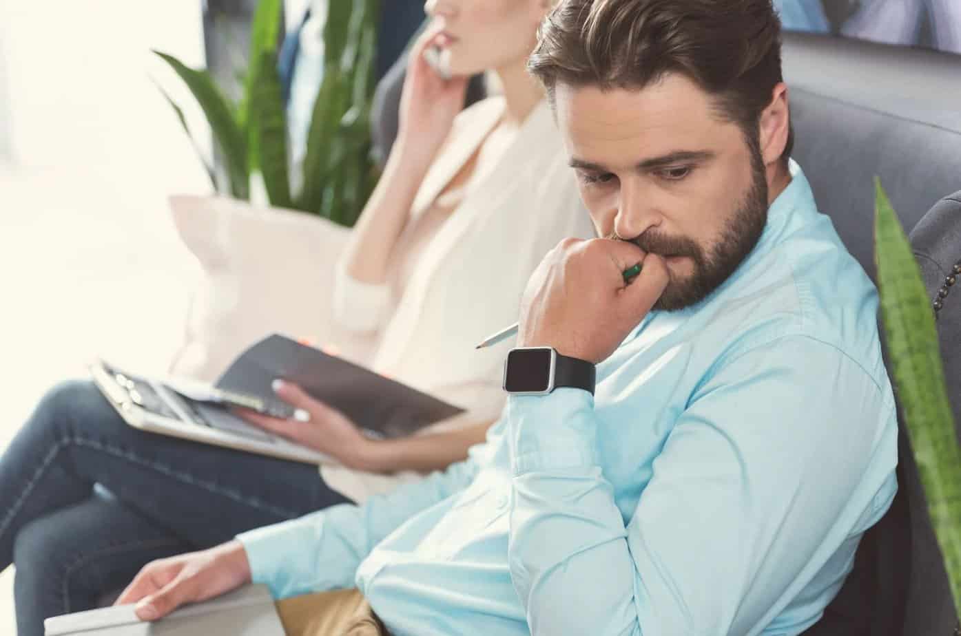 nervöser Kerl in der Nähe eines Mädchens