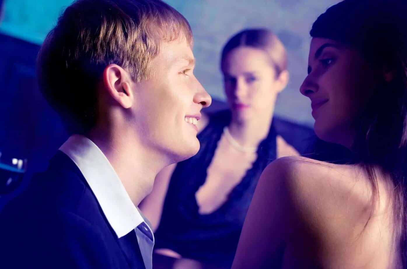 Mädchen und Mann flirten