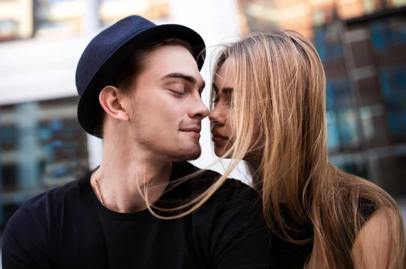 Mädchen und Mann in enger Beziehung