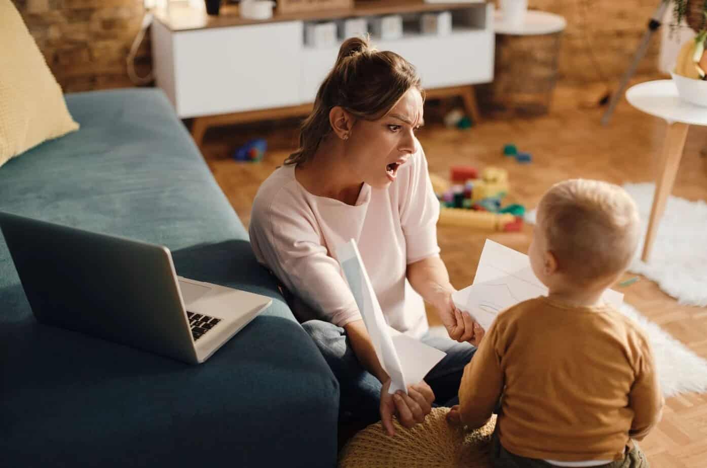 Mutter schreit ihr kleines Kind an