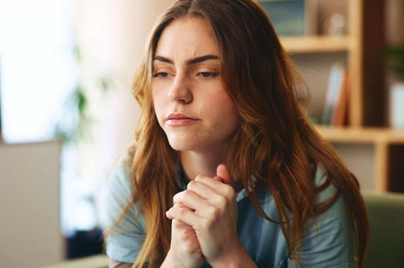 Frau denkt nach