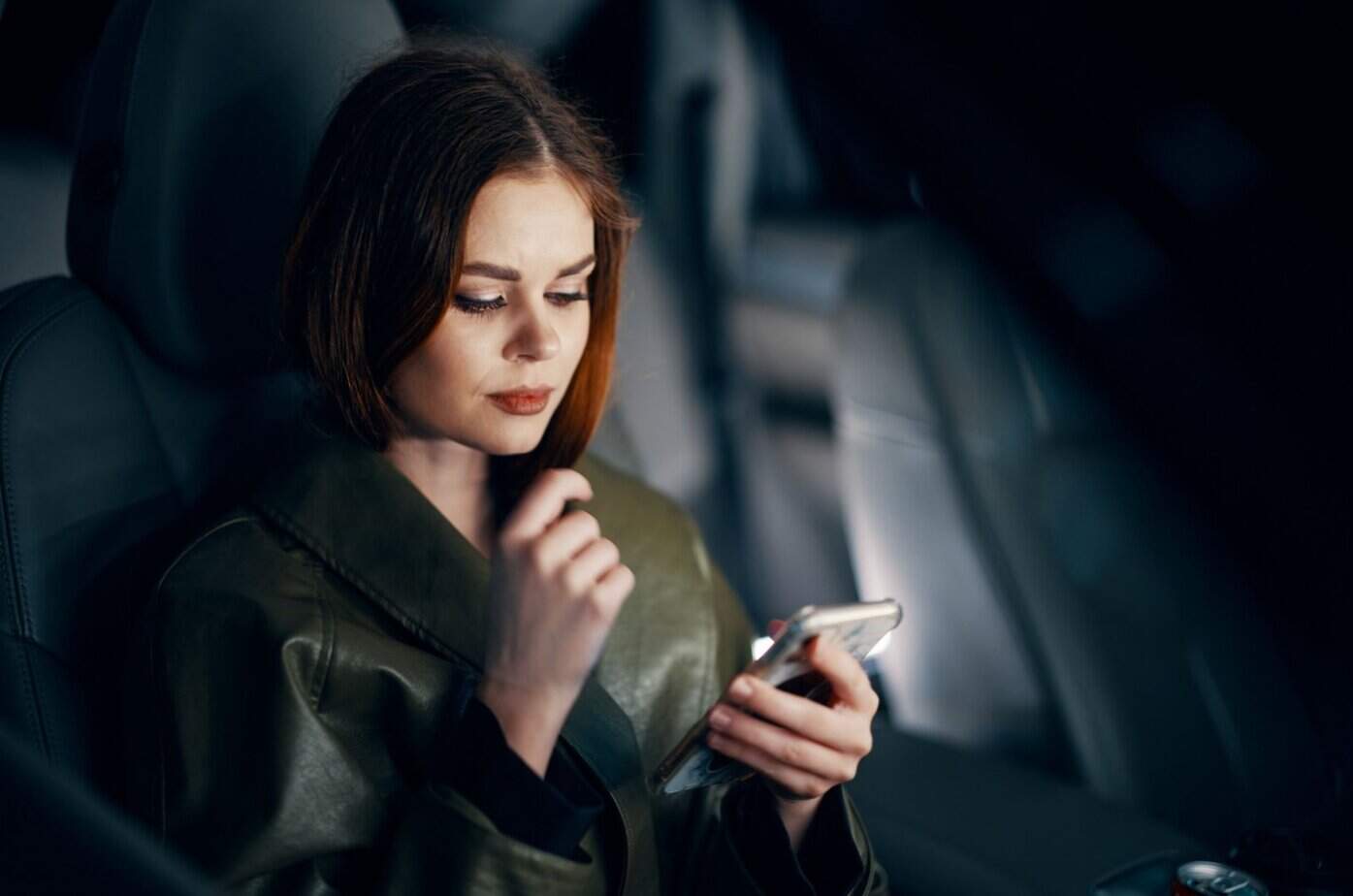 Frau schaut auf ihr Handy