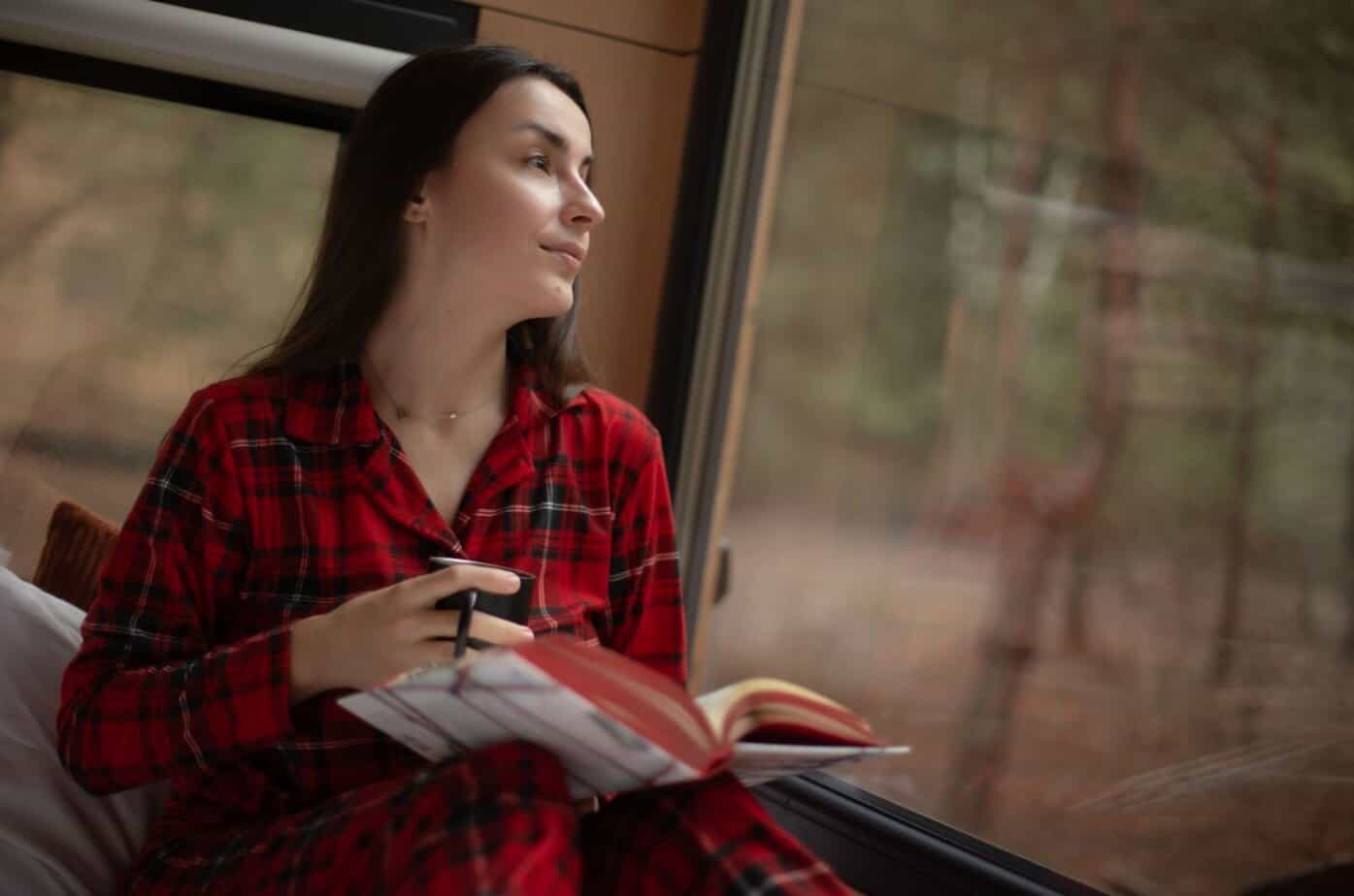 frau schreibt im pyjama