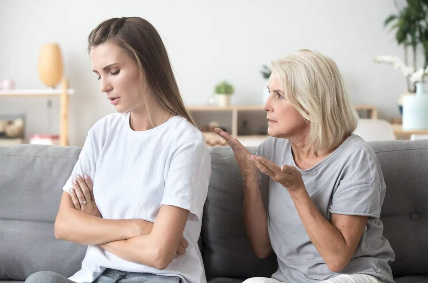 Verärgerte erwachsene Tochter ignoriert ältere, strenge Mutter