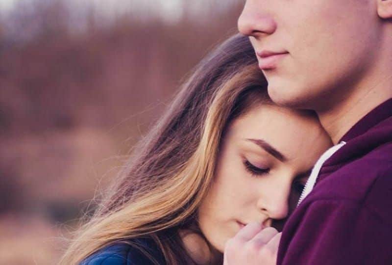 das Mädchen, das ihren Kopf auf die Brust des jungen Mannes legte(1)