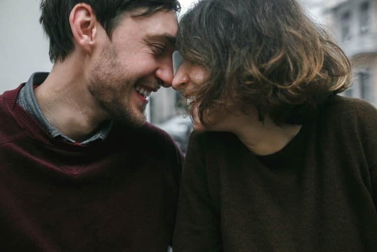 zwei reife Männer lehnen ihre Köpfe aneinander