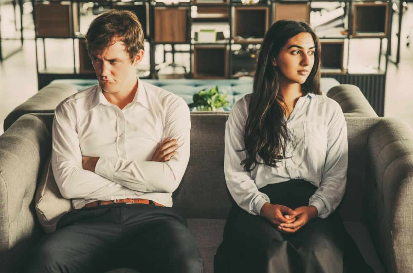 zerstrittenes paar auf couch