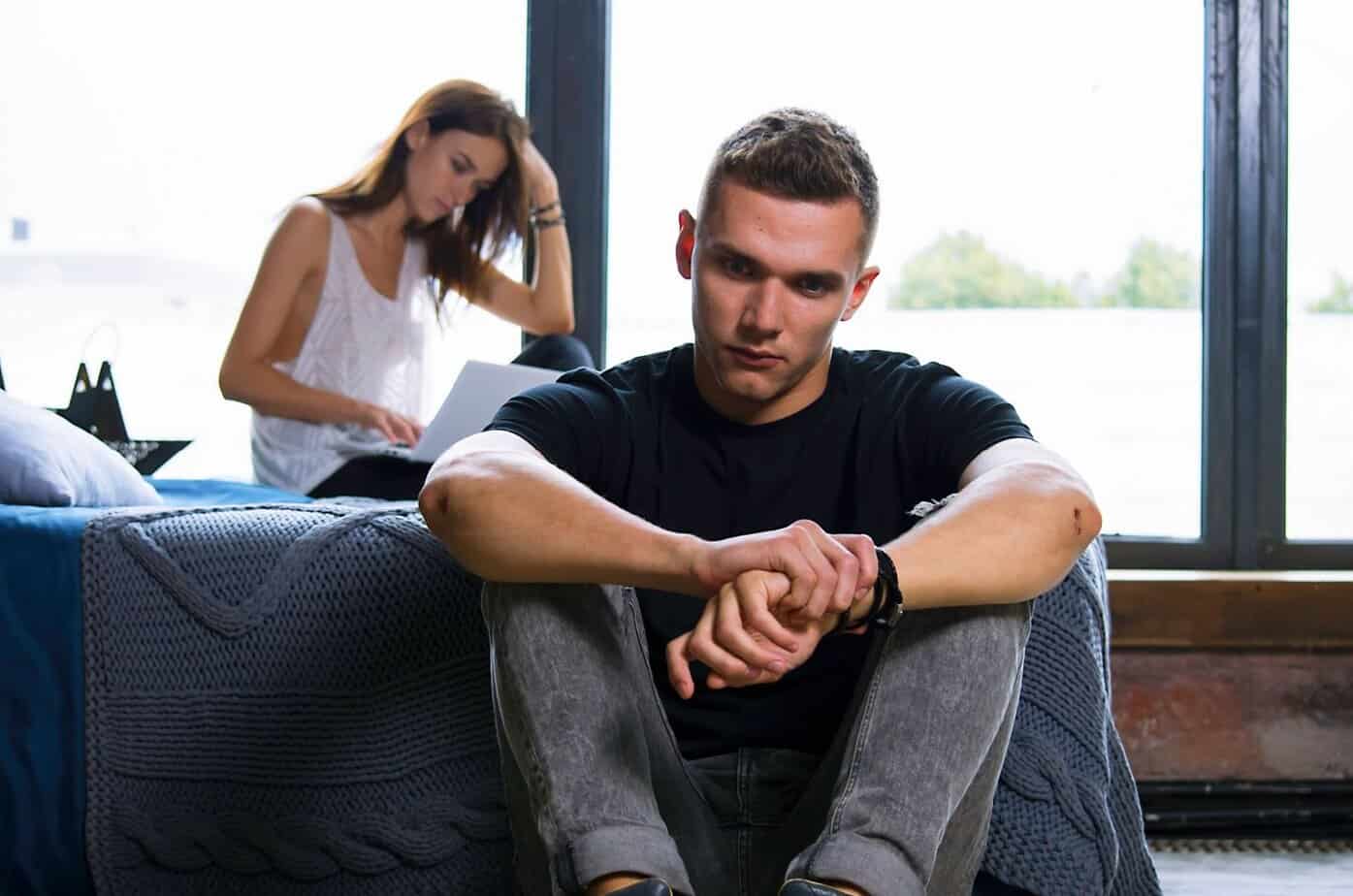 mann sitzt auf boden frau am computer