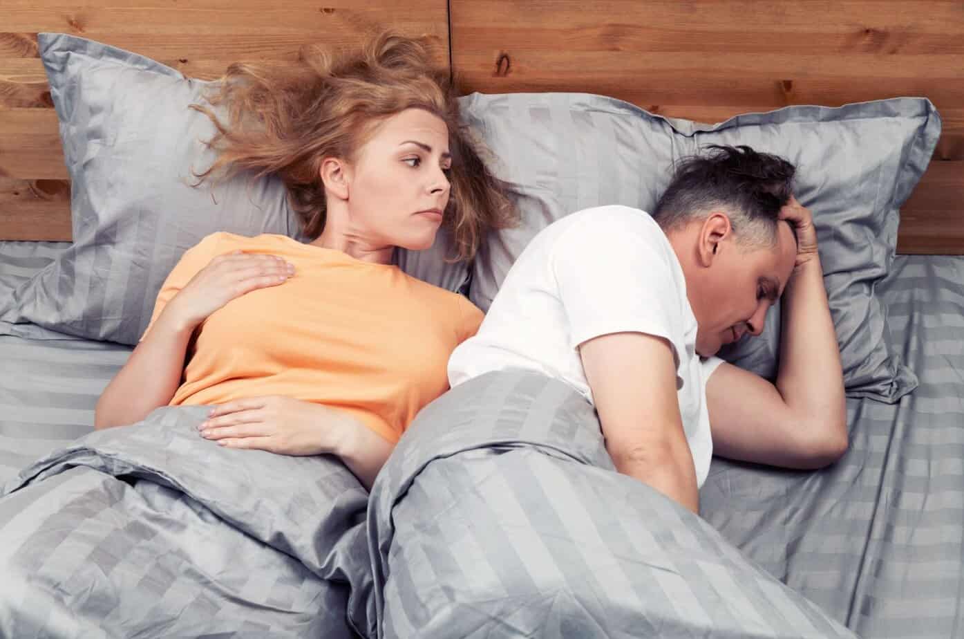 mann und frau liegen im bett 