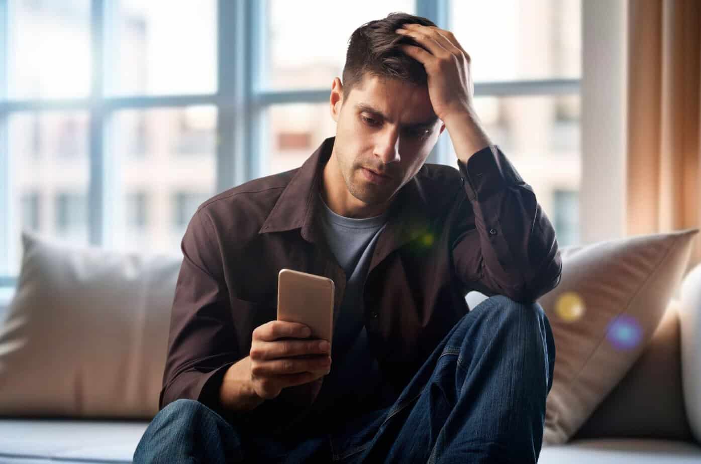 Dette er de 7 største svakhetene til narsissister mann gestresst mit handy