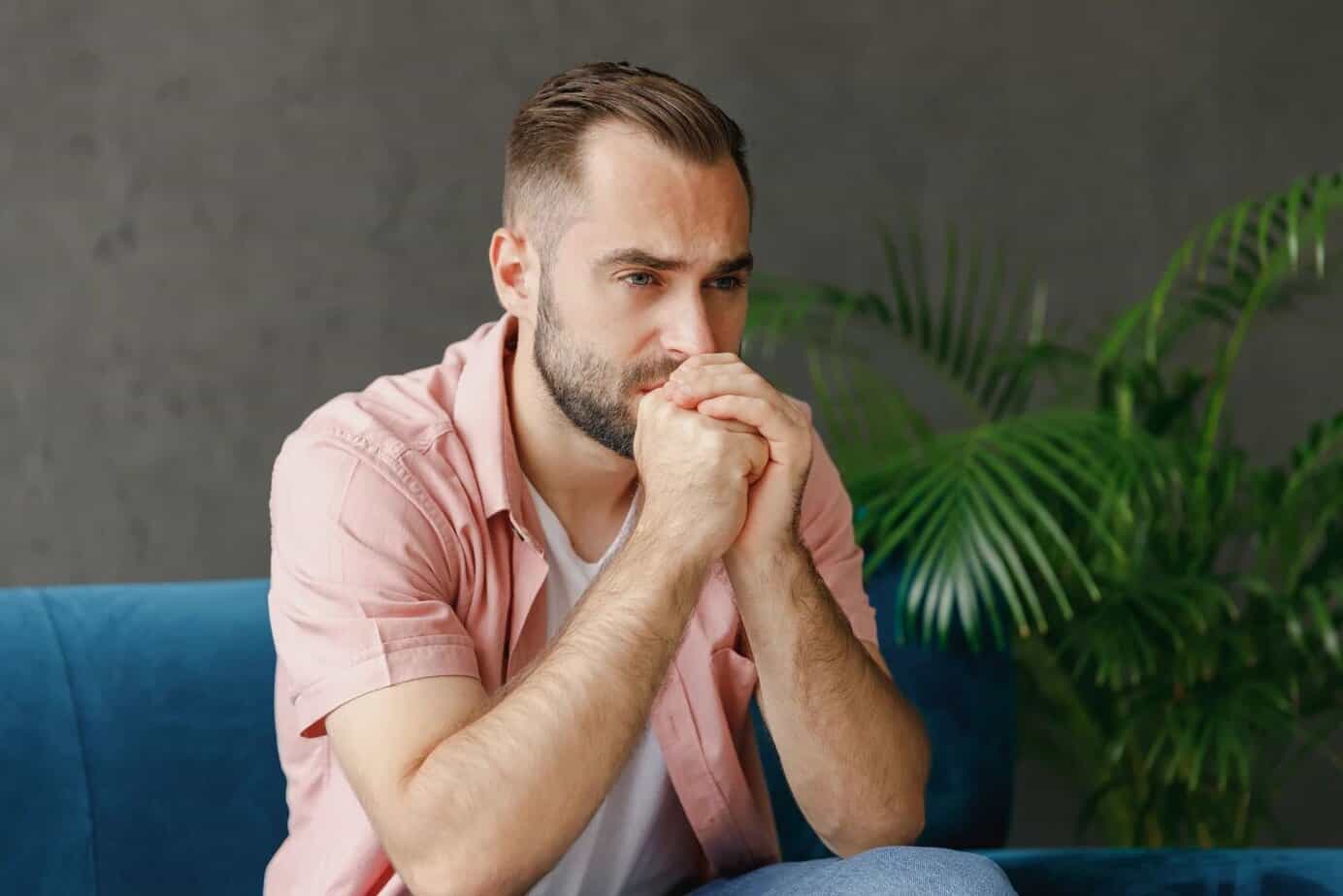 junger Mann denkt nach und schaut in die Ferne