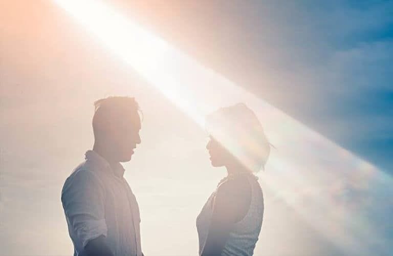 ein verliebtes Paar, das einen sonnigen Tag genießt