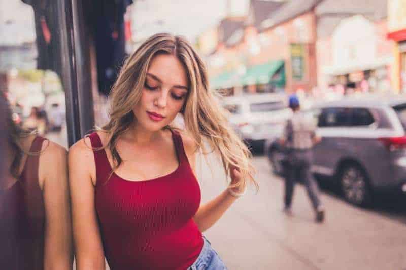 Frau, die rotes Oberteil auf Straße trägt