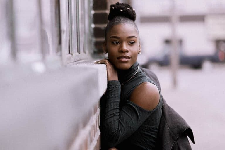 Eine junge schöne schwarze Frau schaut in die Ferne