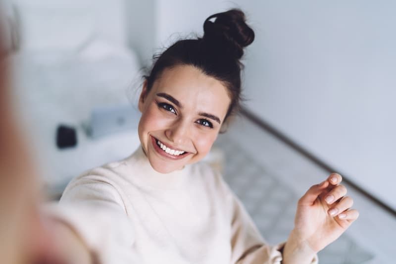 ein junges schönes Mädchen mit einem großen Lächeln