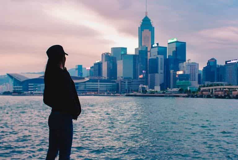 Ein junges Mädchen beobachtet die Stadt