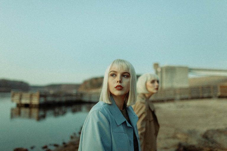 Ein junges Mädchen mit ernstem Gesichtsausdruck schaut in die Ferne