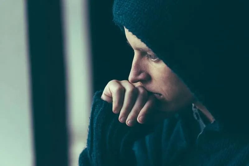 achtsamer Mann starrt in die Ferne