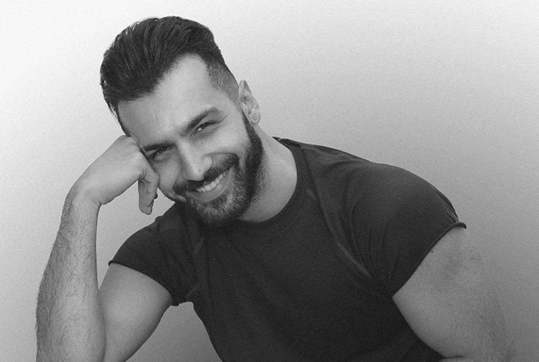 Mann mit großen Muskeln posiert