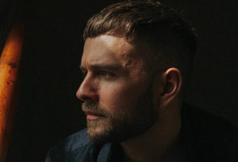 junger Geschäftsmann, der aus dem Fenster schaut