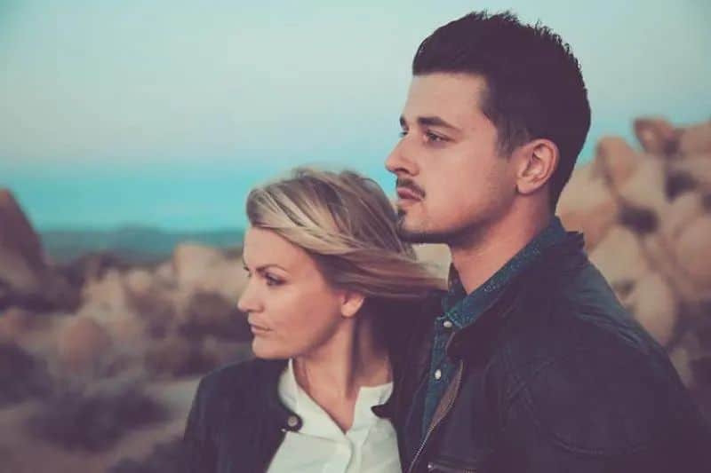 junges Paar am Meer stehen