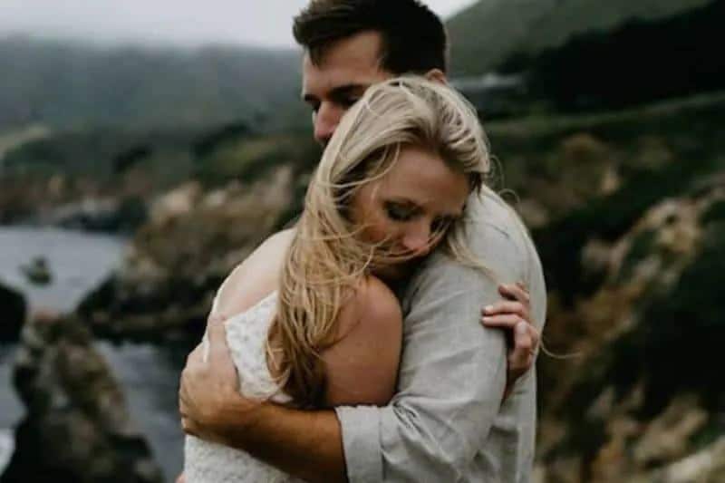 Ein Paar umarmt sich auf einem Berg