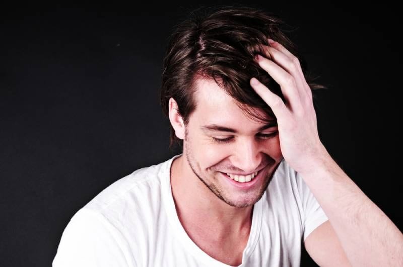 Hübscher lächelnder Mann