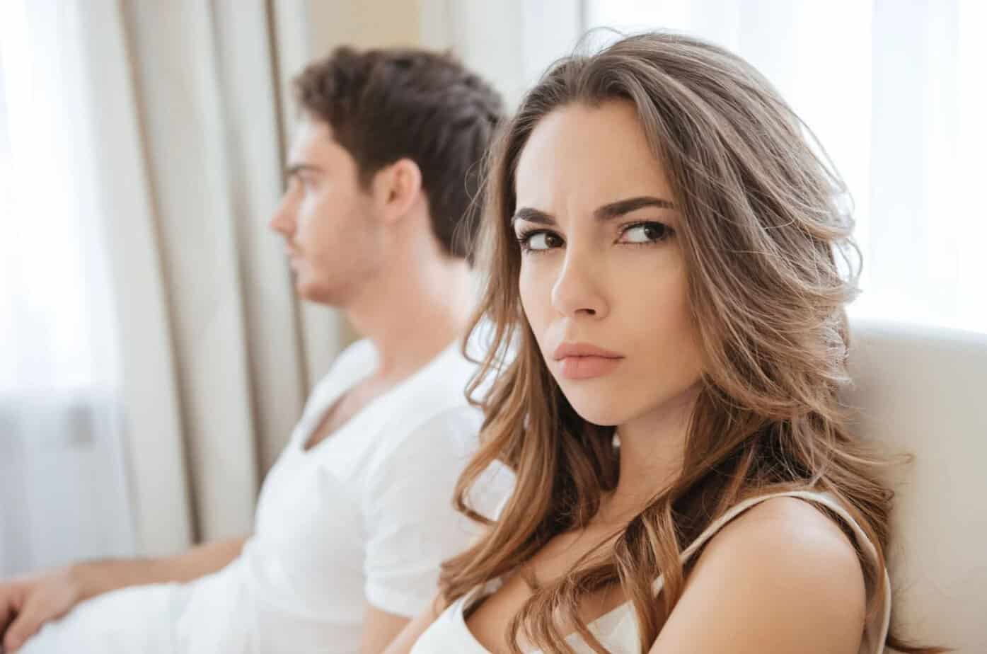 Trauriges, unglückliches junges Paar, das Probleme hat