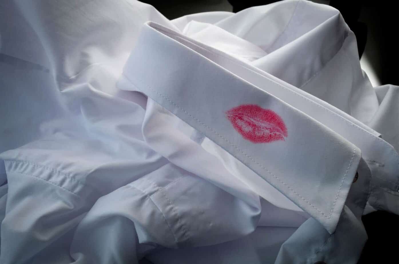 Hemd mit Lippenstiftfleck