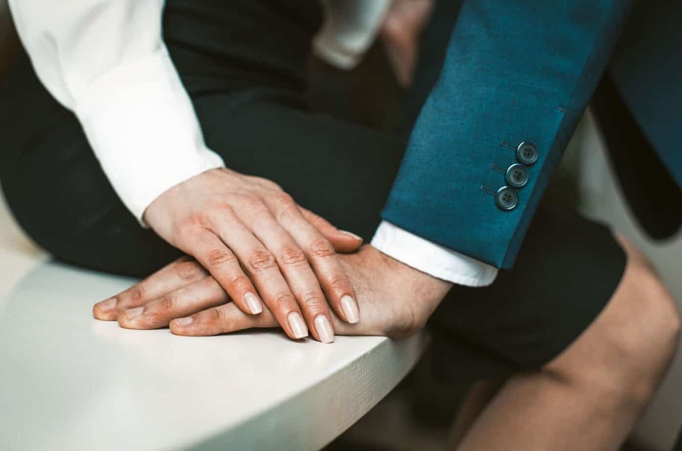 Weibliche und männliche Hände zusammen.