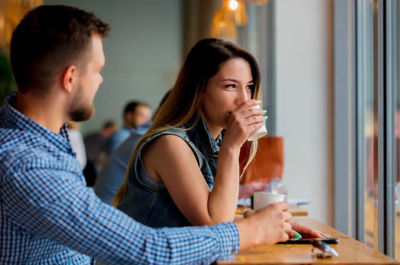 Paar trinkt Kaffee