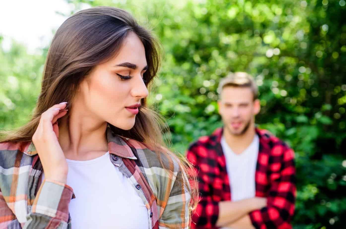 Frau geht vom Mann weg