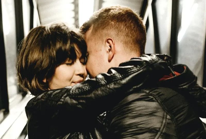 Mann und Frau umarmen sich(2)