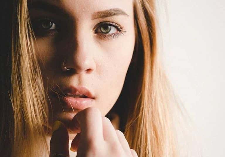 Das blauäugige Mädchen schaut in die Kamera