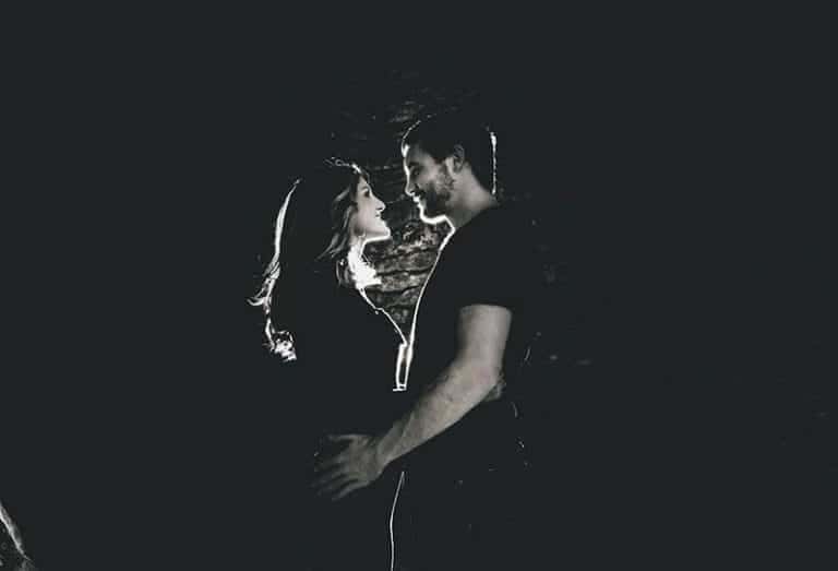 schönes Paar, das in der Dämmerung umarmt