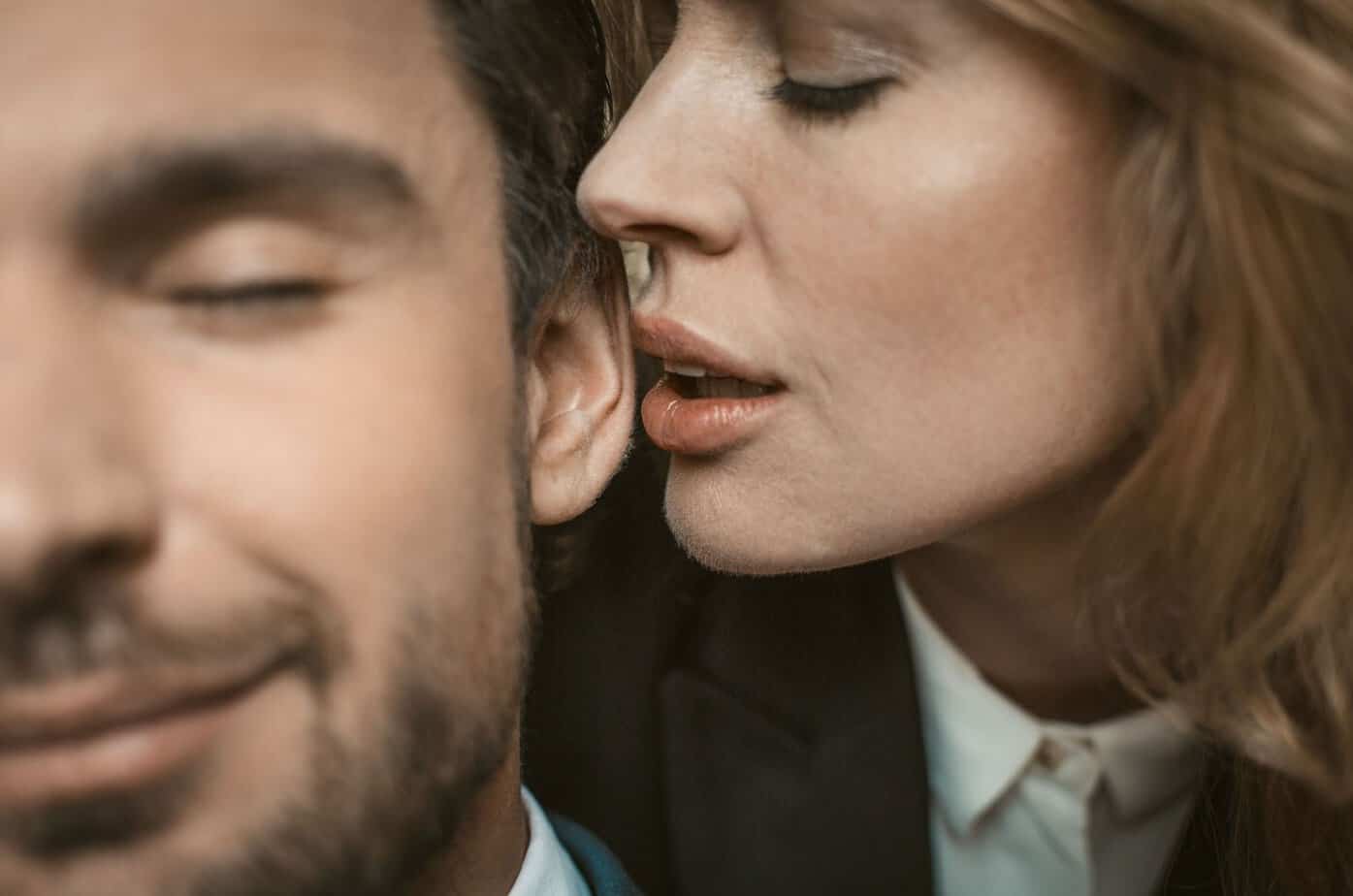 6 uimotståelige trekk som garantert vil få ham til å tenke på deg Frau fluestert Mann zu