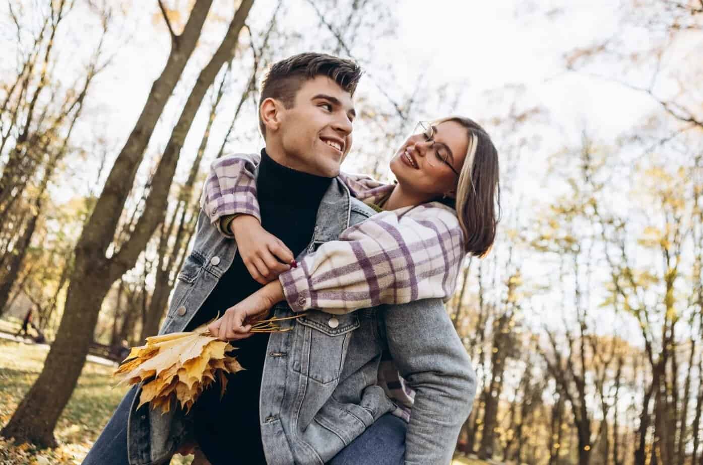 6 uimotståelige trekk som garantert vil få ham til å tenke på deg Mann haelt eine Frau