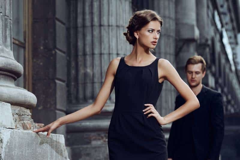 6 velprøvde metoder for å få ham til å jage etter deg Modestilfoto eines schönen Paares auf einem Stadthintergrund.