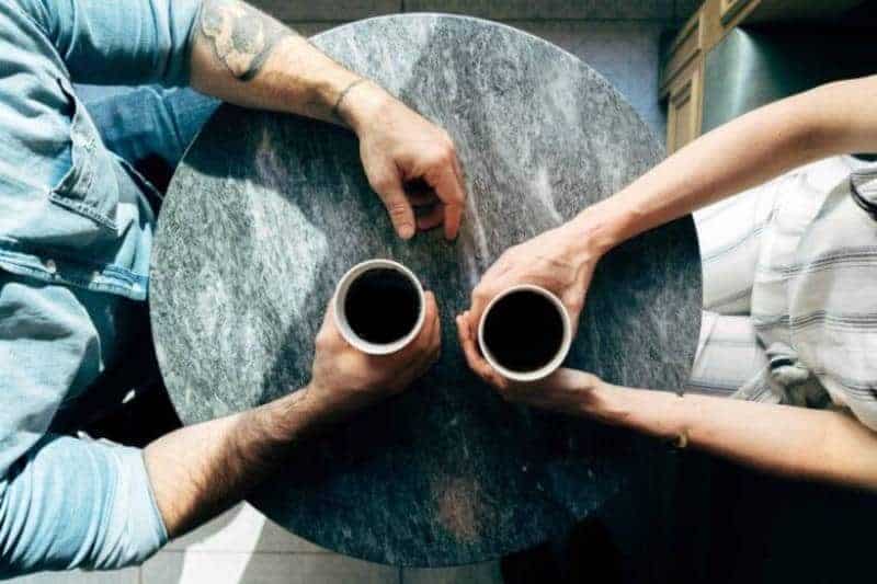 6 velprøvde metoder for å få ham til å jage etter deg Paar sitzt im Cafe und hält eine Tasse