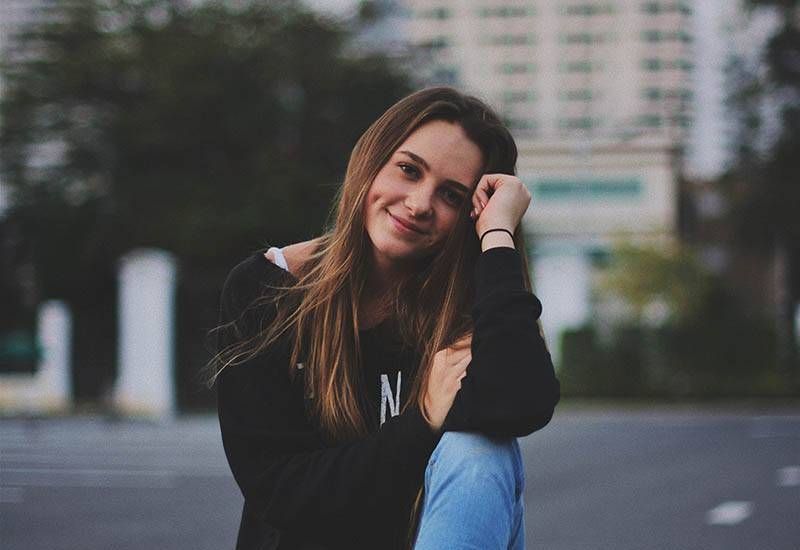 6 velprøvde metoder for å få ham til å jage etter deg Porträt der Frau lächelnd