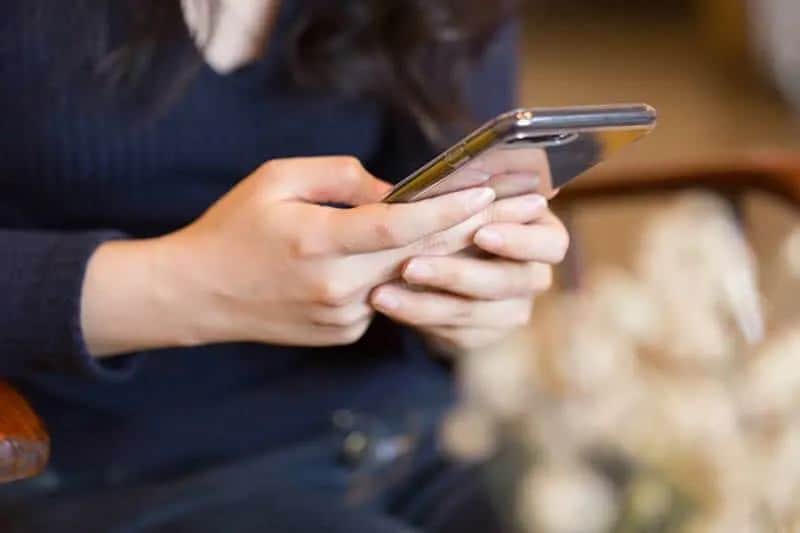 7 sanne tegn på at du ikke er noe annet enn en affære Nahaufnahmefoto der Frau, die auf ihrem Telefon tippt