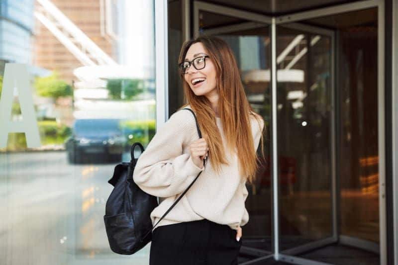 7 tydelige tegn på at du er mye deiligere enn du tror Ein junges lächelndes Mädchen geht die Straße entlang